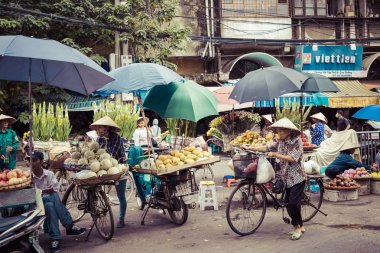 Hanoi, Vietnam - 16 Kasım 2018: Taze sebze ve meyveler Hanoi, Vietnam için geleneksel sokak pazarında.