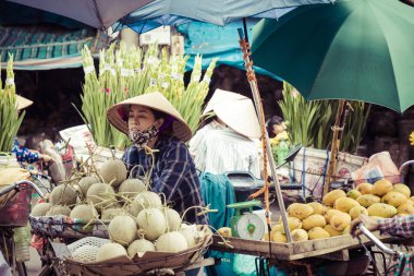 Hanoi, Vietnam - 16 Kasım 2018: Taze sebze ve meyveler Hanoi, Vietnam için geleneksel sokak pazarında.
