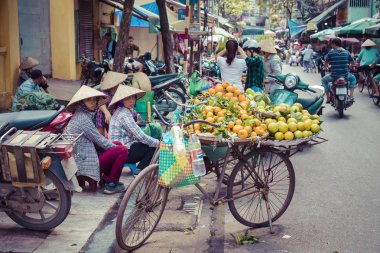 Hanoi, Vietnam - 16 Kasım 2018: Taze sebze ve meyveler Hanoi, Vietnam için geleneksel sokak pazarında.
