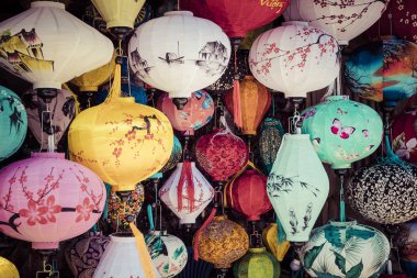 Renkli fenerler Hoi An antik kenti - UNESCO Dünya Miras Listesi eski sokak ışık yaymak. Vietnam.