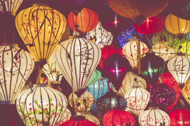 Renkli fenerler Hoi An antik kenti - UNESCO Dünya Miras Listesi eski sokak ışık yaymak. Vietnam.