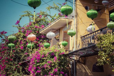 Hoi An, Vietnam - 21 Kasım 2018: Hoian antik kent evleri. Renkli binalar ile şenlikli ipek fenerler. UNESCO miras. Vietnam.