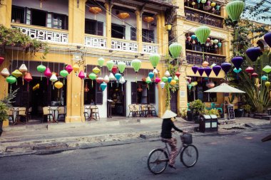 Hoi An, Vietnam - 21 Kasım 2018: Hoian antik kent evleri. Renkli binalar ile şenlikli ipek fenerler. UNESCO miras. Vietnam.