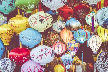Renkli fenerler Hoi An antik kenti - UNESCO Dünya Miras Listesi eski sokak ışık yaymak. Vietnam.