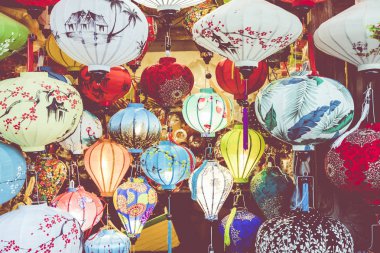 Renkli fenerler Hoi An antik kenti - UNESCO Dünya Miras Listesi eski sokak ışık yaymak. Vietnam.