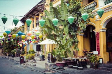 Hoi An, Vietnam - 21 Kasım 2018: Hoian antik kent evleri. Renkli binalar ile şenlikli ipek fenerler. UNESCO miras. Vietnam.