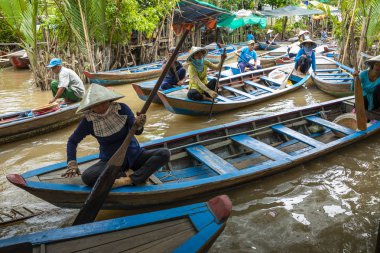 Benim Tho, Vietnam - 24 Kasım 2018: Mekong Nehri Deltası orman cruise ile tanımlanamayan craftman ve balıkçı kürekli tekneler çamurlu lotus alanı Mekong Deltası'nda sel.