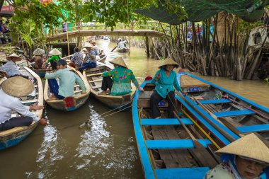 Benim Tho, Vietnam - 24 Kasım 2018: Mekong Nehri Deltası orman cruise ile tanımlanamayan craftman ve balıkçı kürekli tekneler çamurlu lotus alanı Mekong Deltası'nda sel.