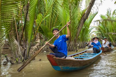 Benim Tho, Vietnam - 24 Kasım 2018: Mekong Nehri Deltası orman cruise ile tanımlanamayan craftman ve balıkçı kürekli tekneler çamurlu lotus alanı Mekong Deltası'nda sel.