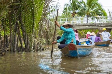 Benim Tho, Vietnam - 24 Kasım 2018: Mekong Nehri Deltası orman cruise ile tanımlanamayan craftman ve balıkçı kürekli tekneler çamurlu lotus alanı Mekong Deltası'nda sel.