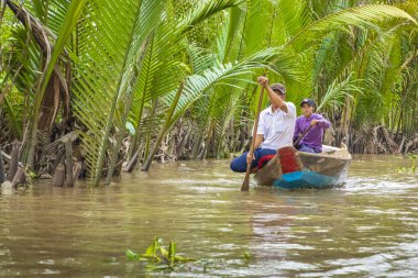 Benim Tho, Vietnam - 24 Kasım 2018: Mekong Nehri Deltası orman cruise ile tanımlanamayan craftman ve balıkçı kürekli tekneler çamurlu lotus alanı Mekong Deltası'nda sel.