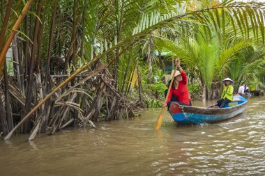 Benim Tho, Vietnam - 24 Kasım 2018: Mekong Nehri Deltası orman cruise ile tanımlanamayan craftman ve balıkçı kürekli tekneler çamurlu lotus alanı Mekong Deltası'nda sel.