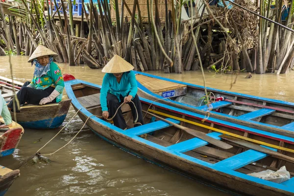 Benim Tho, Vietnam - 24 Kasım 2018: Mekong Nehri Deltası orman cruise ile tanımlanamayan craftman ve balıkçı kürekli tekneler çamurlu lotus alanı Mekong Deltası'nda sel.