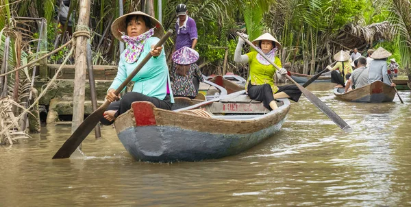 Tho 2018年11月24日 越南传统帽上的越南妇女在 Tho 越南南部湄公河三角洲地区 的湄公河上划着小船与游客 — 图库照片