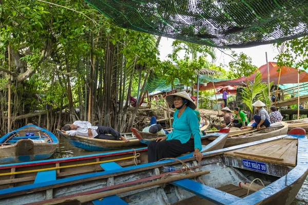 Benim Tho, Vietnam - 24 Kasım 2018: Mekong Nehri Deltası orman cruise ile tanımlanamayan craftman ve balıkçı kürekli tekneler çamurlu lotus alanı Mekong Deltası'nda sel.