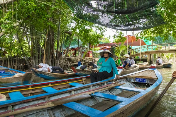 Benim Tho, Vietnam - 24 Kasım 2018: Mekong Nehri Deltası orman cruise ile tanımlanamayan craftman ve balıkçı kürekli tekneler çamurlu lotus alanı Mekong Deltası'nda sel.