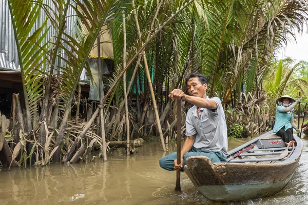 Benim Tho, Vietnam - 24 Kasım 2018: Mekong Nehri Deltası orman cruise ile tanımlanamayan craftman ve balıkçı kürekli tekneler çamurlu lotus alanı Mekong Deltası'nda sel.
