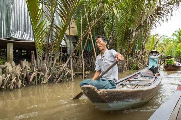 Benim Tho, Vietnam - 24 Kasım 2018: Mekong Nehri Deltası orman cruise ile tanımlanamayan craftman ve balıkçı kürekli tekneler çamurlu lotus alanı Mekong Deltası'nda sel.