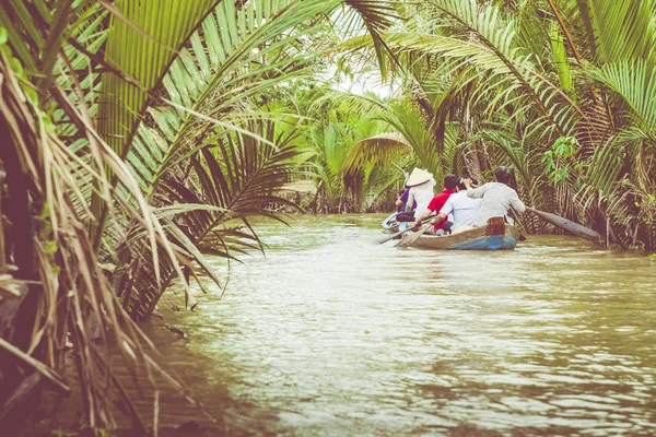 越南我的 Tho 2018年11月24日 湄公河三角洲丛林游船与不明身份的工匠和渔民划艇上的泥泞莲花场在湄公河三角洲的泥泞的莲花场 — 图库照片