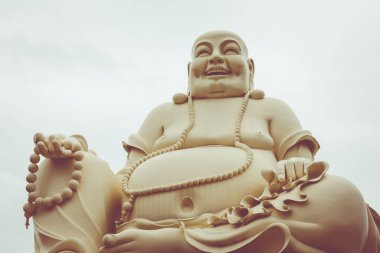 Büyük oturan gülümseyen Buda Vinh Tranh Pagoda içinde My Tho, Mekong Delta adlı heykeli