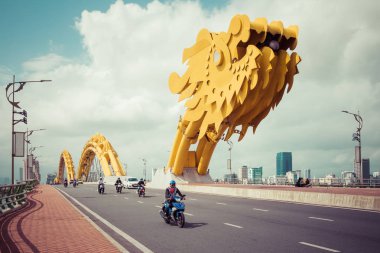 Da Nang, Vietnam - 25 Kasım 2018: Dragon Köprüsü (Cua Rong), Han Nehri, bir ejderha şeklinde inşa edilmiş modern bu köprü üstünden geçiyor. Da Nang city, Vietnam sembolüdür.