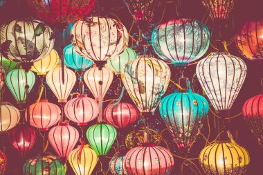 Renkli fenerler Hoi An antik kenti - UNESCO Dünya Miras Listesi eski sokak ışık yaymak. Vietnam.