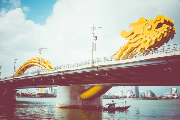Cua Rong 这座现代桥横跨汉江 设计和建造成龙的形状 它是大港市的象征 — 图库照片