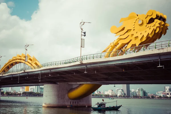 Cua Rong 这座现代桥横跨汉江 设计和建造成龙的形状 它是大港市的象征 — 图库照片