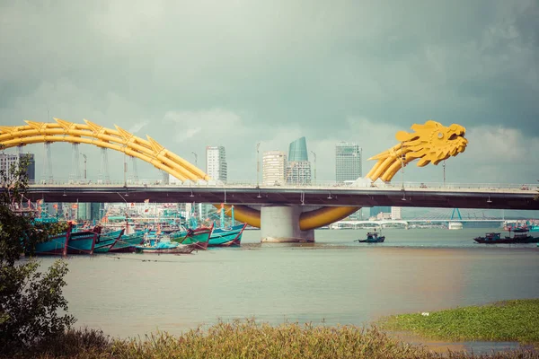 Puente Del Dragón Cua Rong Este Moderno Puente Cruza Río — Foto de Stock