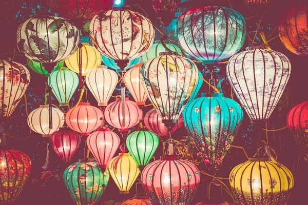 五颜六色的灯笼在会安古镇的老街上传播着光芒 联合国教科文组织世界遗产 — 图库照片