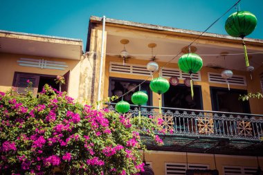 Hoi An, Vietnam - 21 Kasım 2018: Hoian antik kent evleri. Renkli binalar ile şenlikli ipek fenerler. UNESCO miras. Vietnam