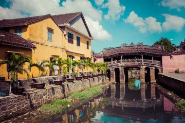Hoi An, Vietnam - 21 Kasım 2018: Hoian antik kent evleri. Renkli binalar ile şenlikli ipek fenerler. UNESCO miras. Vietnam