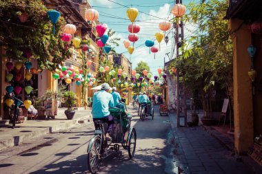 Hoi An, Vietnam - 21 Kasım 2018: Hoian antik kent evleri. Renkli binalar ile şenlikli ipek fenerler. UNESCO miras. Vietnam