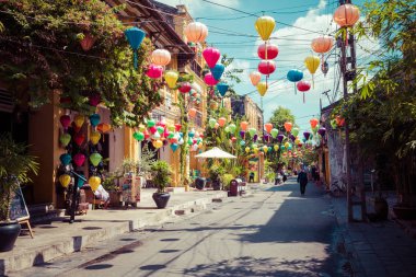 Hoi An, Vietnam - 21 Kasım 2018: Hoian antik kent evleri. Renkli binalar ile şenlikli ipek fenerler. UNESCO miras. Vietnam