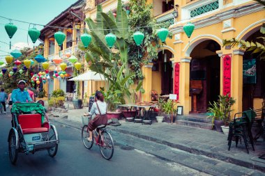 Hoi An, Vietnam - 21 Kasım 2018: Hoian antik kent evleri. Renkli binalar ile şenlikli ipek fenerler. UNESCO miras. Vietnam