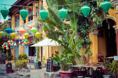 Hoi An, Vietnam - 21 Kasım 2018: Hoian antik kent evleri. Renkli binalar ile şenlikli ipek fenerler. UNESCO miras. Vietnam