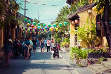 Hoi An, Vietnam - 21 Kasım 2018: Hoian antik kent evleri. Renkli binalar ile şenlikli ipek fenerler. UNESCO miras. Vietnam