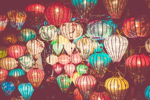 五颜六色的灯笼在会安古镇的老街上传播着光芒 联合国教科文组织世界遗产 — 图库照片