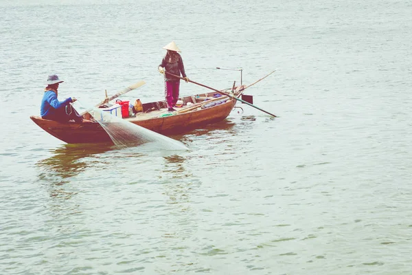 Pescatore Del Lago Azione Durante Pesca — Foto Stock