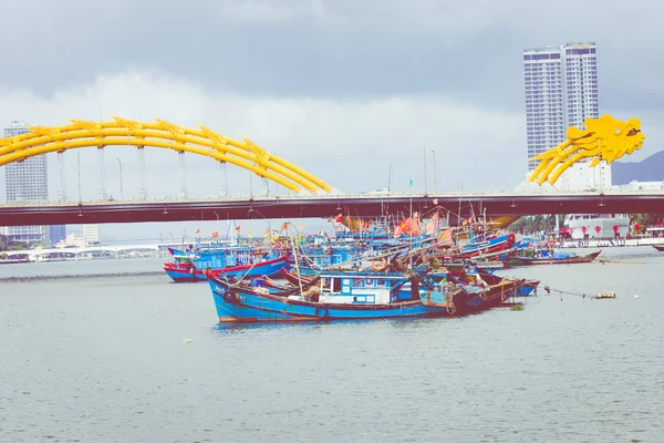 Ντα Νανγκ Βιετνάμ Νοεμβρίου 2018 Μπλε Σκάφη Και Την Γέφυρα — Φωτογραφία Αρχείου