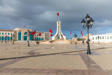 Tunis, Tunus - 10 Aralık 2018: Tunus genel Meydanı, ulusal anıt ve Belediye Binası, Tunus.