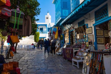 Sidi Bou Said, Tunus - 11 Aralık 2018: Cityscape tipik beyaz mavi renkli evler tatil beldesi Sidi Bou Said ile. Tunus.