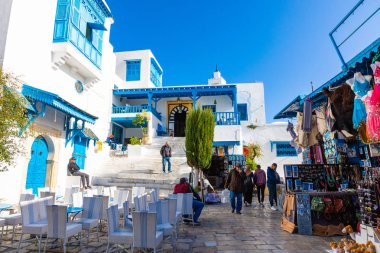 Sidi Bou Said, Tunus - 11 Aralık 2018: Cityscape tipik beyaz mavi renkli evler tatil beldesi Sidi Bou Said ile. Tunus.