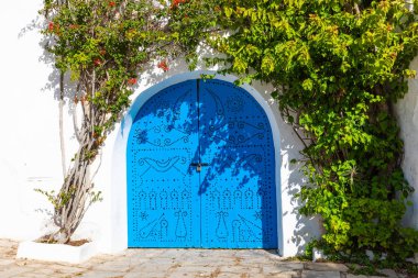 Cityscape tipik beyaz mavi renkli evler tatil beldesi Sidi Bou Said ile. Tunus, Kuzey Afrika.