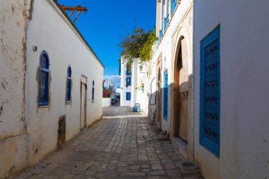 Cityscape tipik beyaz mavi renkli evler tatil beldesi Sidi Bou Said ile. Tunus, Kuzey Afrika.