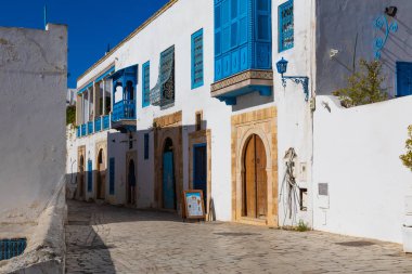 Cityscape tipik beyaz mavi renkli evler tatil beldesi Sidi Bou Said ile. Tunus, Kuzey Afrika.