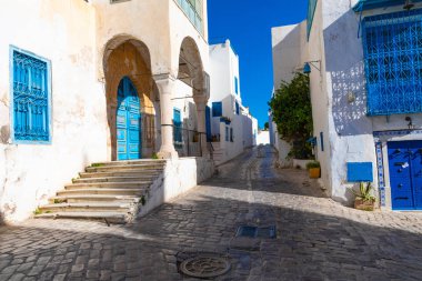Cityscape tipik beyaz mavi renkli evler tatil beldesi Sidi Bou Said ile. Tunus, Kuzey Afrika.
