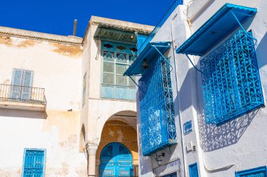 Cityscape tipik beyaz mavi renkli evler tatil beldesi Sidi Bou Said ile. Tunus, Kuzey Afrika.