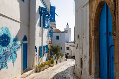 Cityscape tipik beyaz mavi renkli evler tatil beldesi Sidi Bou Said ile. Tunus, Kuzey Afrika.