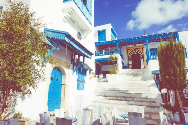 Cityscape tipik beyaz mavi renkli evler tatil beldesi Sidi Bou Said ile. Tunus, Kuzey Afrika.